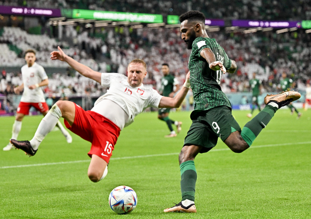 随机莱万多夫斯基爆冷击败曼联，惊险取胜引爆全场！